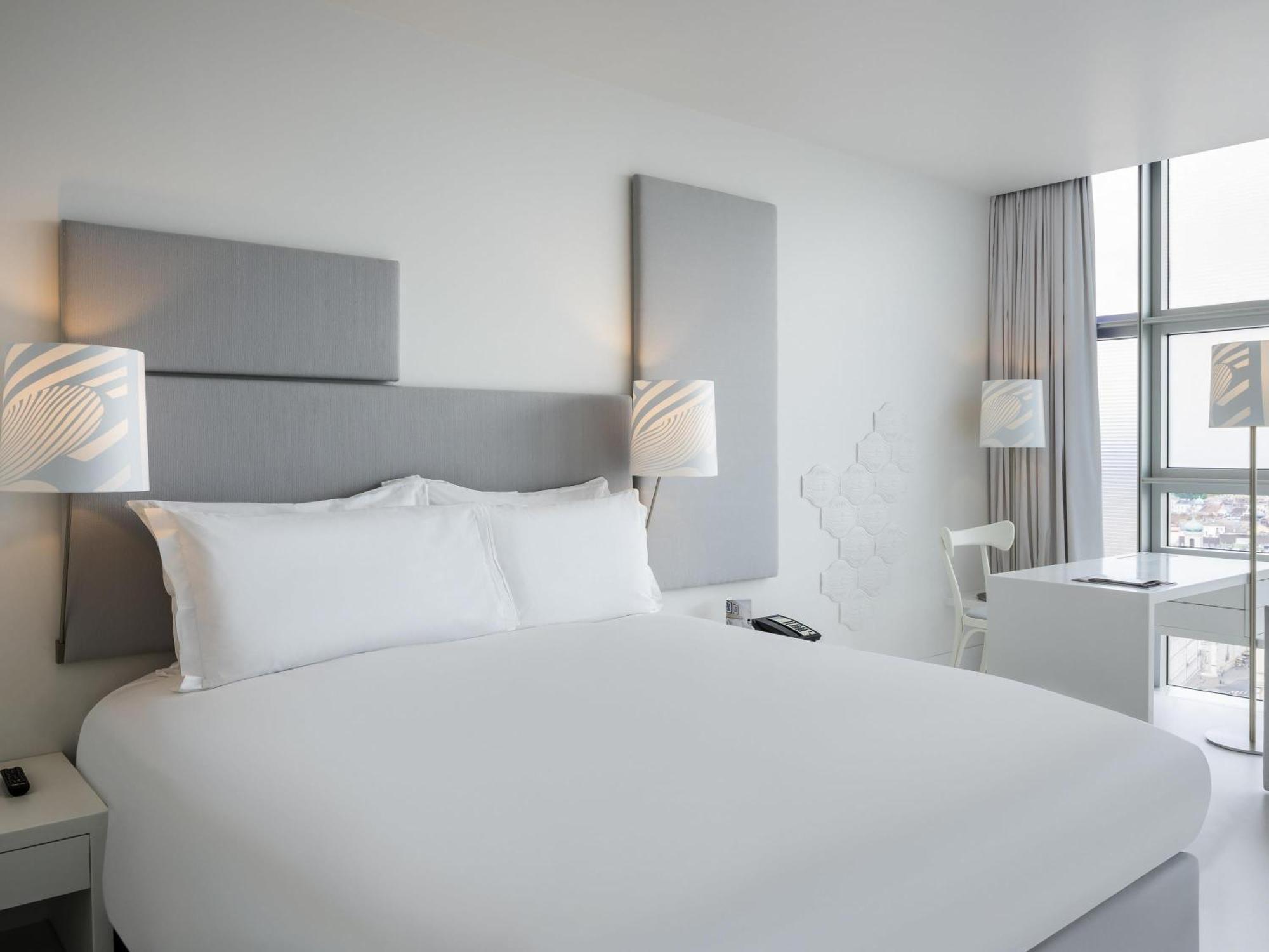 Superior – Ferris Wheel View, queen bed,1717044119:JPEG